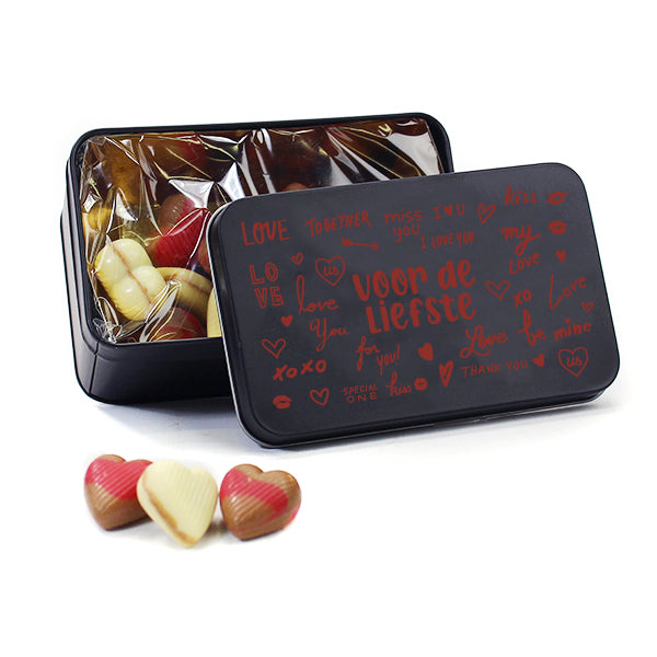 Zwart blik met hartjeschocolade