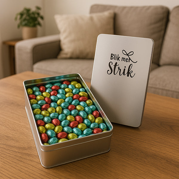 Sfeerfoto blik met strik vol met paaseitjes