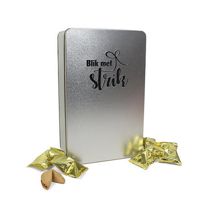 Fortune cookies in blik met strik staand